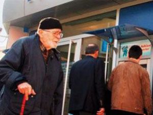 Emekliler ekmeğe talim oldu!