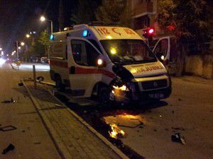 Hasta taşıyan ambulans kaza yaptı