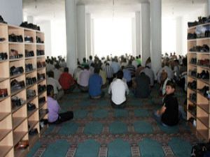 Cemaat deprem korkusuyla dışarda namaz kıldı
