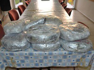 Folyolara sarılı 10 ayrı pakette 10 kilo esrar