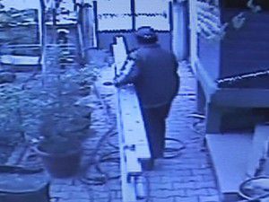Caminin merdivenini alarak kaçtı