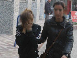 Fuhuş için kartvizit dağıtırken yakalandı!