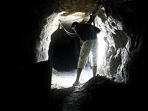 Gazzeliler, tünelleri onarmak için kolları sıvadı