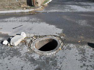 Akşehirde rögar kapakları çalındı