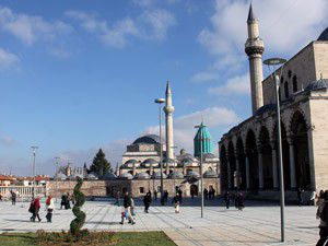 Türbeönü Meydanı Şeb-i Arusa yetişiyor