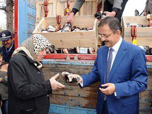 Kazandığı tazminatla sucuk dağıttı