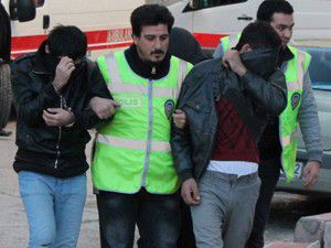 Kasayı el arabasıyla götürürken yakalandılar