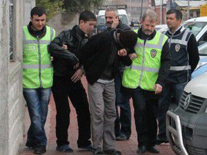 Saklandıkları camide yakalandılar
