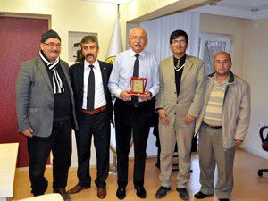 Gönül Gözü Derneğinden Başkan Çata plaket