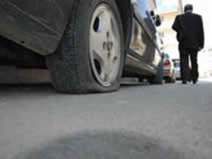 Beyşehirde otomobillerin lastiklerini kestiler