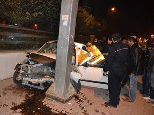 Konyada otomobil duvara çarptı: 1 yaralı