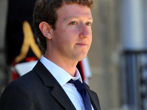 Facebookun patronundan yarım milyar dolar