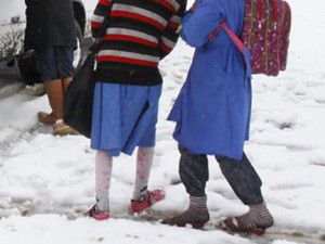 Kara saplanan öğrenci servisini iş makinesi çekti