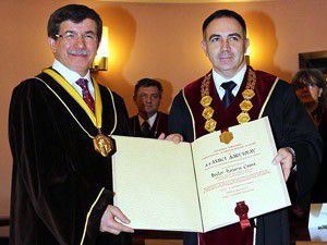 Dışişleri Bakanına fahri doktora unvanı