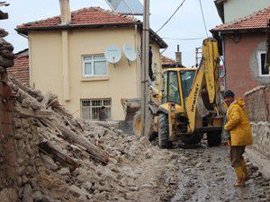 Beyşehirde tehlike saçan ev yıkıldı