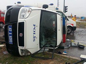 Konyada trafik kazası: 3ü polis, 5 yaralı
