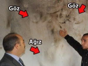 400 Yangın Çıkan Evin Duvarında Korkunç Yüz Silueti
