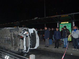 Metrobüs durağına devrildi