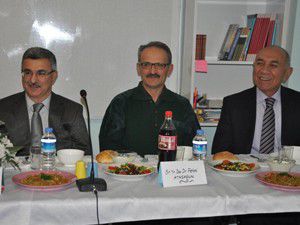 Zeliha Odabaşına üniversite tabağı hediye edildi