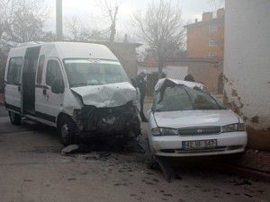 Öğrenci servisi kaza yaptı: 4 yaralı
