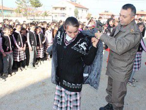 Beyşehirde öğrencilere giyisi yardımı