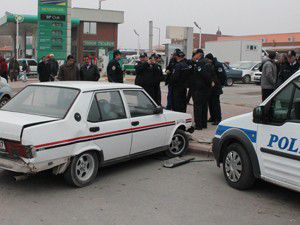Polis otomobile arkadan çarparak durdurdu