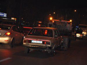 Alkollü sürücü yol ortasında aracında uyuya kaldı