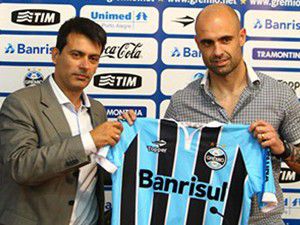 Cris Gremio ile imzaladı