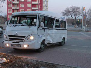 Öğrenci servisi karşı yola savrularak durabildi