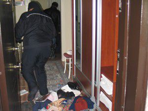 Polis memuru eve merdivenle tırmanarak girdi