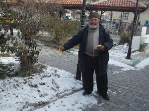 Ayakkabı boyacısından sokak hayvanlarına ekmek
