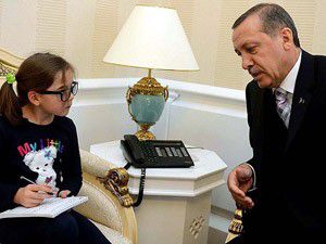 Başbakan küçük gazetecinin sorularını yanıtladı