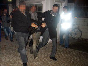 Şüpheliyi yakalamaya giden polis yaralandı