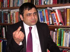 Terörden beslenenler panik içinde saldırıyor