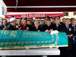 Gözyaşlarıyla son yolculuğuna uğurlandı