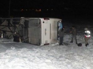 Yolcu otobüsü devrildi: 15 yaralı