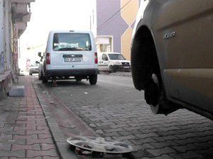 Kuluda 6 aracın lastikleri kesildi