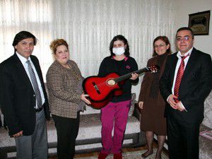 Hediye gitar duygulandırdı