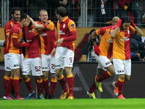 Galatasaray 10 kişiyle de lider: 2-1