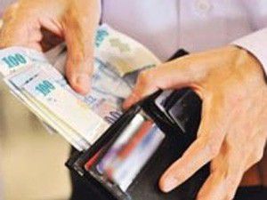 Bankadan parasını söke söke aldı