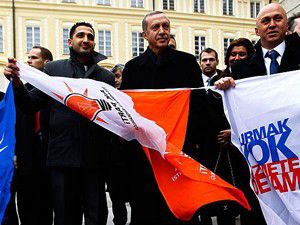 Erdoğanı bayraklarla karşıladılar