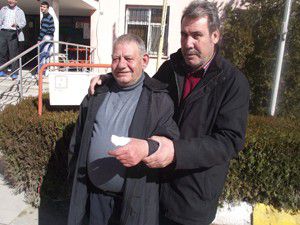 Keserle odun parçalarken parmağını kopardı
