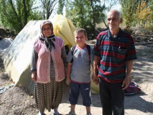 Evi yanan aile çadırda yaşıyor