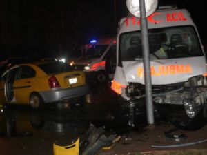 Ambulansla ticari taksi çarpıştı