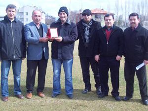 Eski futbolcuya plaket