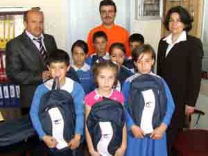 Kimse Yokmu Öğrencilere kırtasiye yardımı yaptı