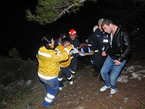 Uçuruma devrilen otomobilden polisi aradı