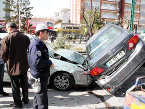 Otomobil kırılan ağaçta asılı kaldı