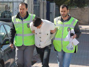 Parmak izlerini çamaşır suyu ile temizledi