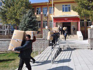 2 bin 42 öğrenciye giysi yardımı